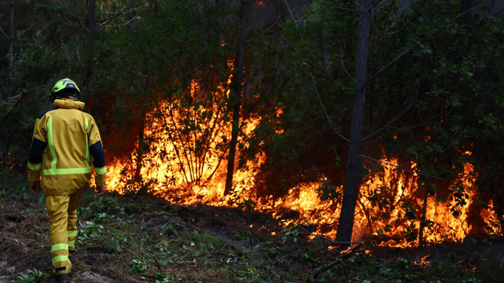 2026-07-30T101103Z-1121598816-RC29OMAXPE3M-RTRMADP-3-EUROPE-WEATHER-FRANCE-WILDFIRE